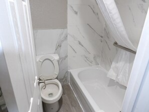 Standaard kamer, 1 kingsize bed | Badkamer | Een diep bad, een regendouche, een haardroger, handdoeken