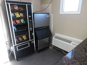 Vending machine - Southmore Boulevard Motel (Houston)