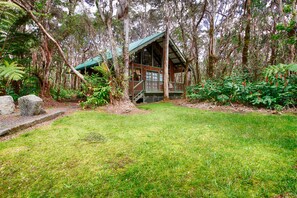 Family Room (Hale Kaimana) | Individually decorated, individually furnished, free WiFi, bed sheets - Lava Lodge at Hale Kilauea (Volcano)