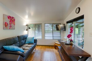 Standard Suite | Living area | Flat-screen TV, DVD player - Lava Lodge at Hale Kilauea (Volcano)