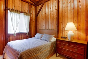 Individually decorated, individually furnished, free WiFi, bed sheets - Lava Lodge at Hale Kilauea (Volcano)