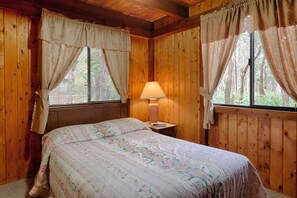 Individually decorated, individually furnished, free WiFi, bed sheets - Lava Lodge at Hale Kilauea (Volcano)