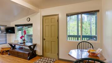 Standard Suite | In-room dining