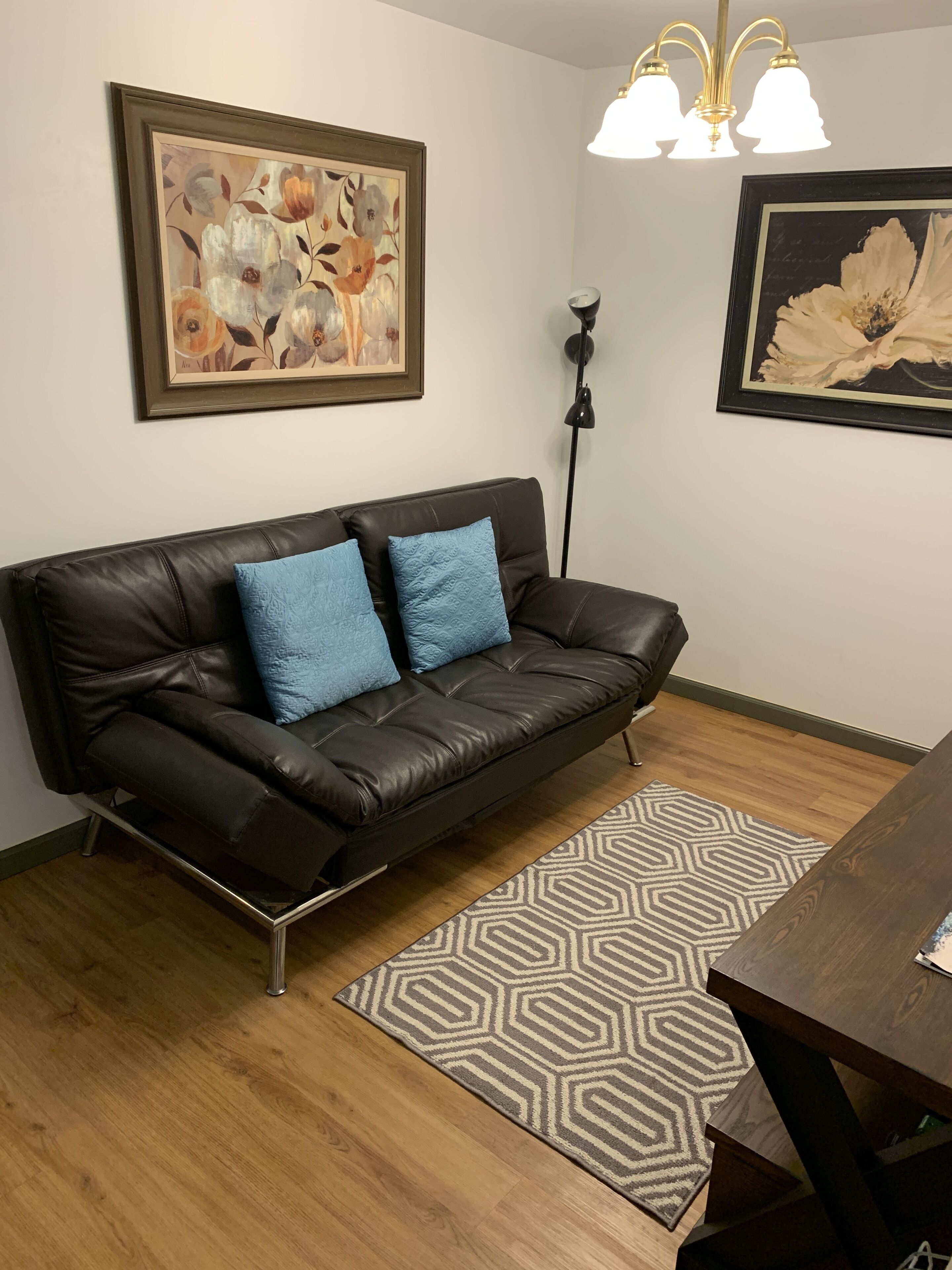 deluxe suite | living area | flat-screen tv, dvd player