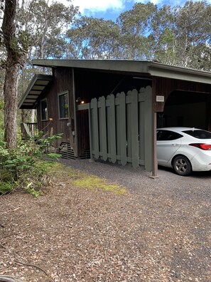 Deluxe Suite | Individually decorated, individually furnished, free WiFi, bed sheets - Lava Lodge at Hale Kilauea (Volcano)