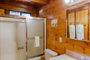 Family Room (Hale Kaimana) | Bathroom | Free toiletries, towels, soap, shampoo - Lava Lodge at Hale Kilauea (Volcano)