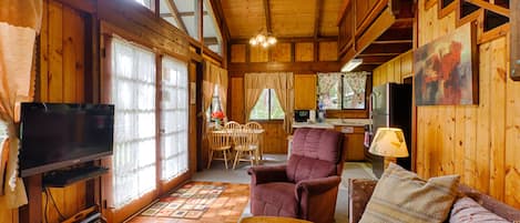 Family Room (Hale Kaimana) | Living area