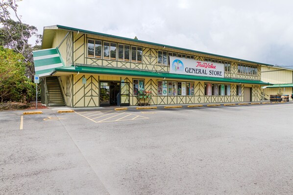 Un edificio con un letrero que dice "True Value General Store".