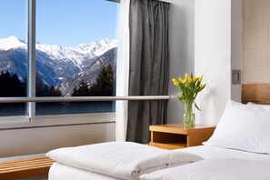 迷你吧、客房内保险箱、办公桌、婴儿床