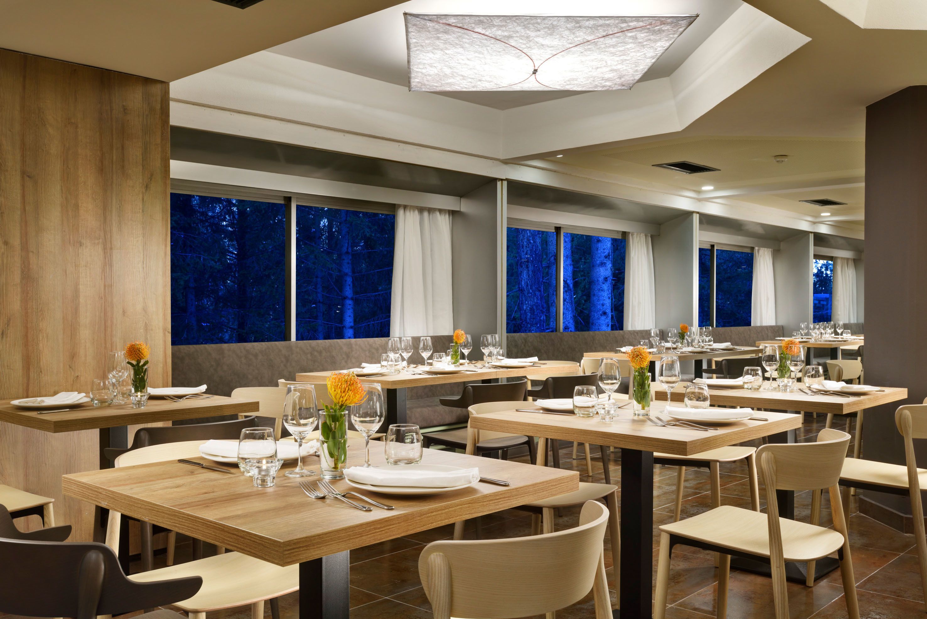 2 restaurants, breakfast, lunch, dinner served; italian cuisine