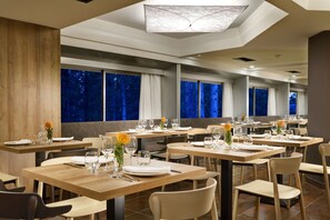 2 restaurantes; se sirven desayunos, almuerzos, cenas y cocina italiana