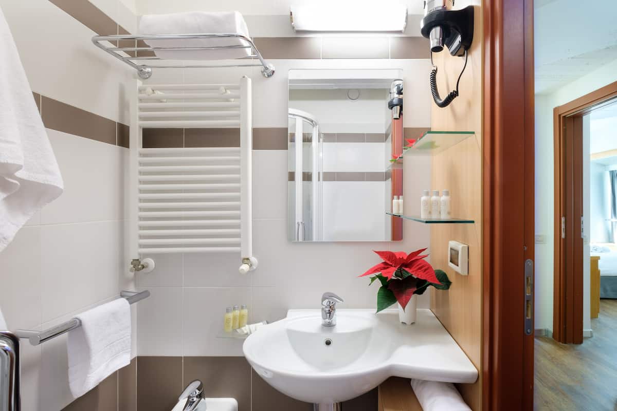 classic quadruple room (2 adults + 2 children) | bathroom | shower, free toiletries, hair dryer, bidet
