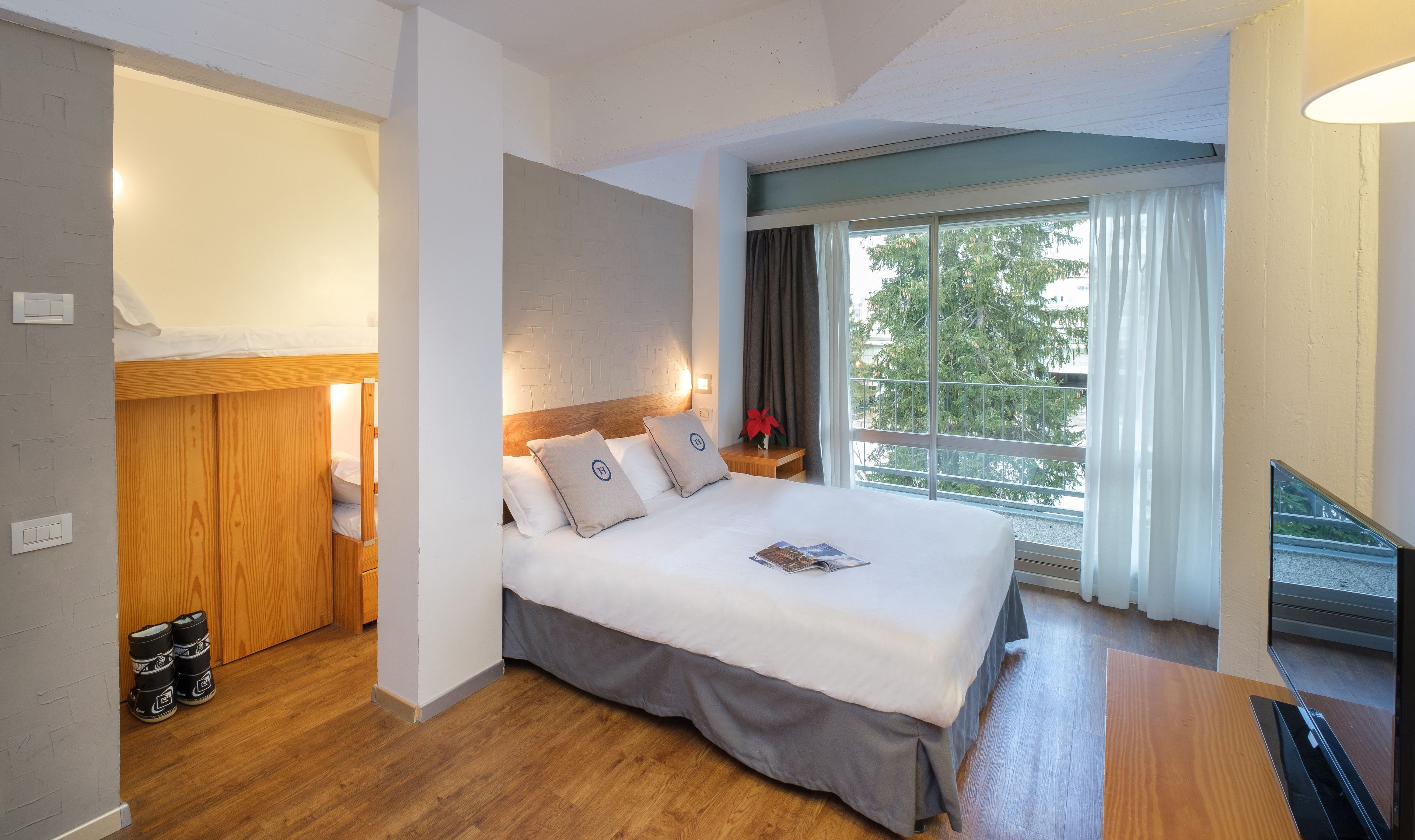 family quadruple room (4 adults) | minibar, in-room safe, desk, cots/infant beds