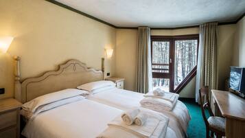 Minibar, Zimmersafe, Schreibtisch, Verdunkelungsvorhänge