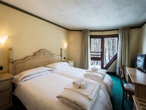 ميني بار وخزنة داخل الغرفة ومكتب وستائر تعتيم