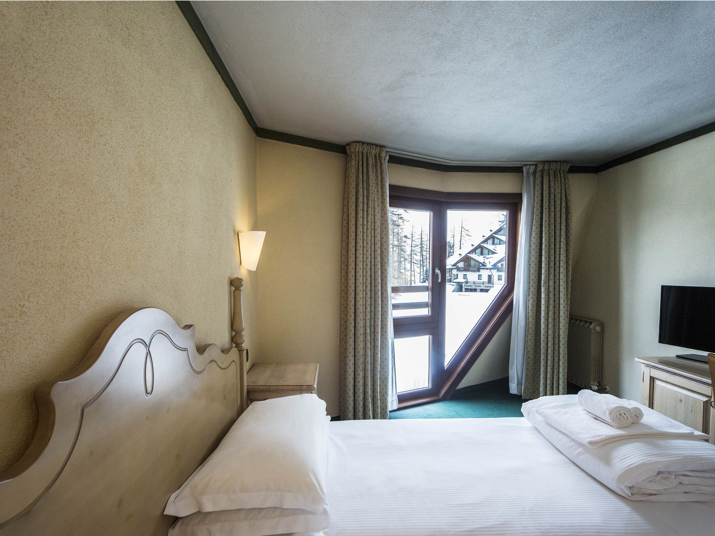 minibar, in-room safe, desk, blackout curtains