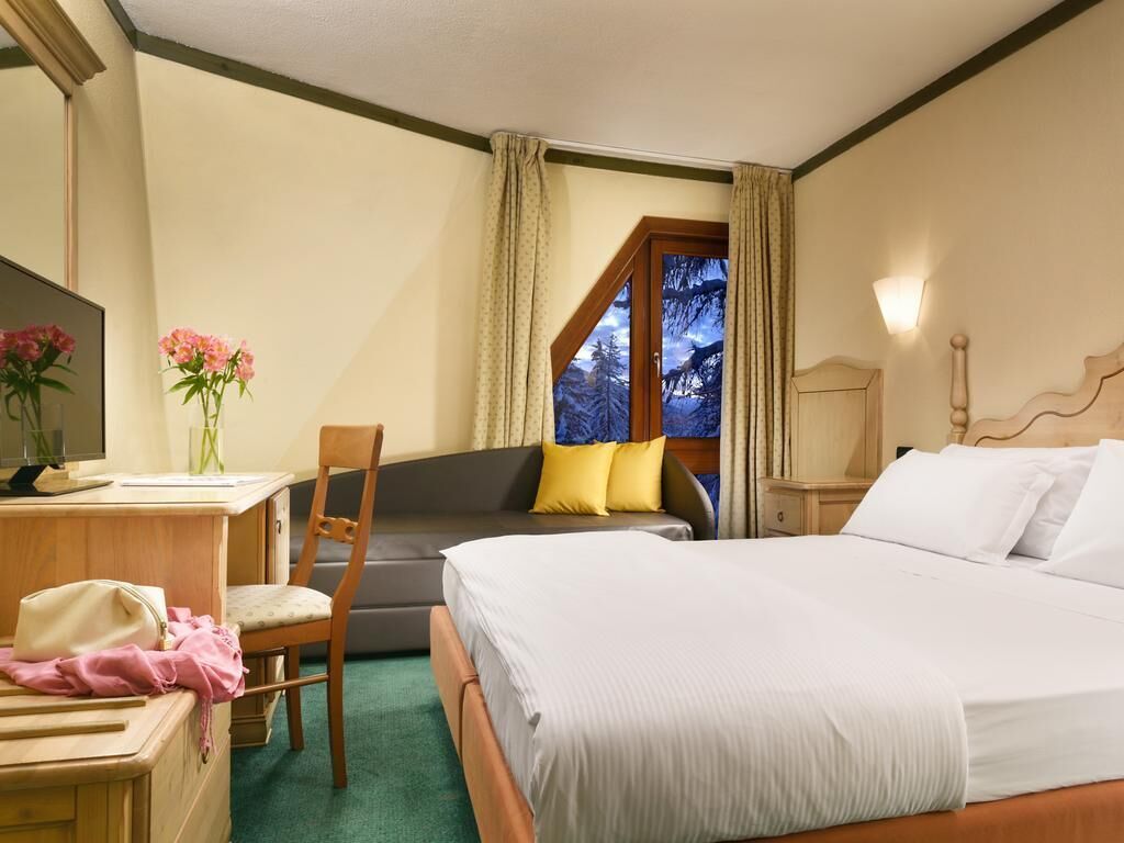 Minibar, coffre-fort, bureau, rideaux d’obscurcissement