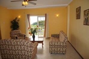 Apartment, 2 Schlafzimmer, 2 Bäder (Bougian Villea) | Wohnzimmer | Flachbildfernseher