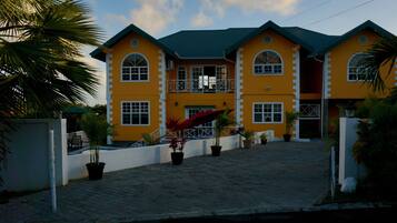 Vista frontal de la propiedad