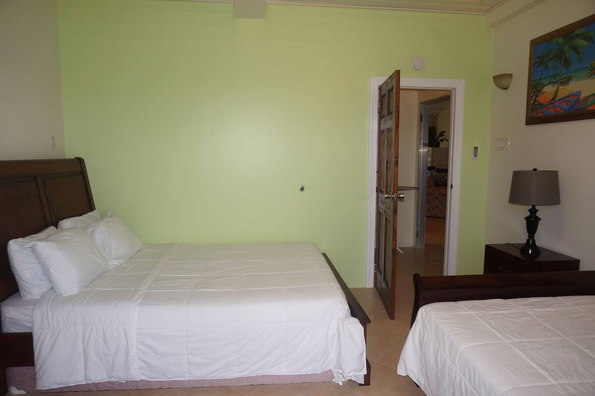 Appartement, 2 slaapkamers (Glory Seeda) | Geluiddichte muren, een strijkplank/strijkijzer, gratis babybedden