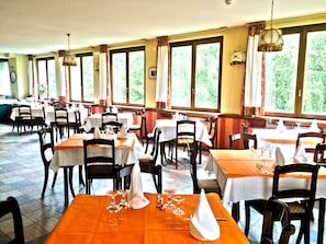 Petit déjeuner, déjeuner et dîner servis sur place