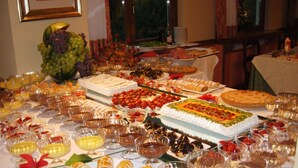 A buffet table with various desserts and fruits. - IHR Hotel Villa Emma (Canazei)