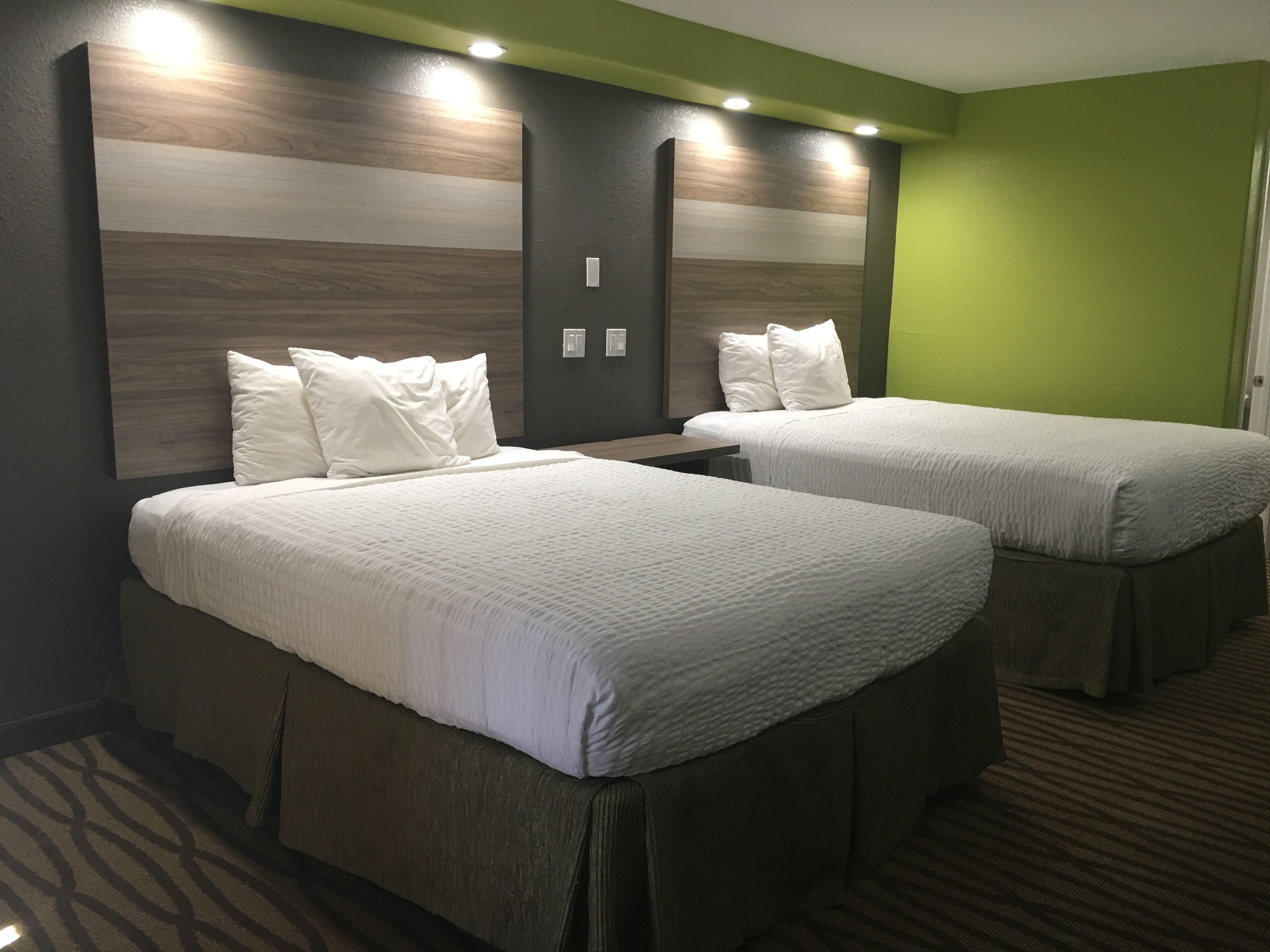 Escritorio, tabla de planchar con plancha, wifi gratis y ropa de cama 