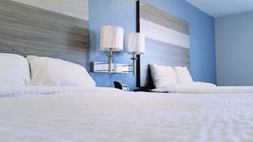 Escritorio, tabla de planchar con plancha, wifi gratis y ropa de cama