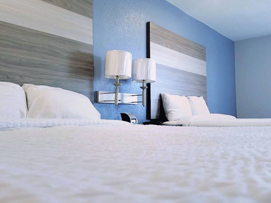 Skrivebord, strykejern/-brett, wi-fi (inkludert) og sengetøy