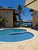 Kolam renang outdoor, dengan payung kolam renang dan kursi berjemur