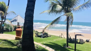 Plage, chaises longues, parasols, serviettes de plage