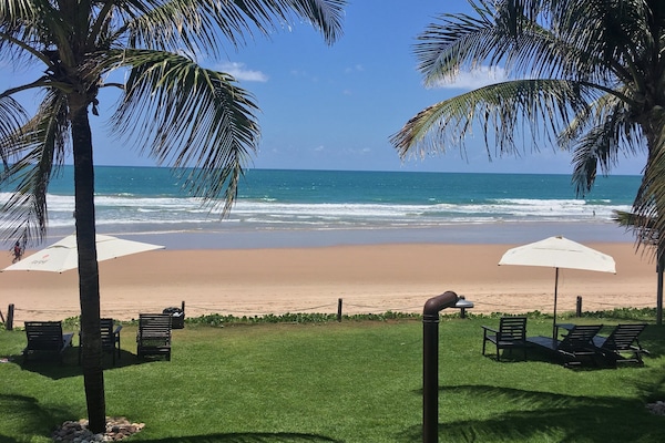 En la playa, camastros, sombrillas y toallas de playa