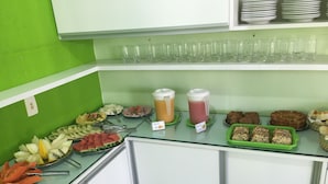 A buffet with various food items and drinks. - Pousada Ouriço (Ipojuca)