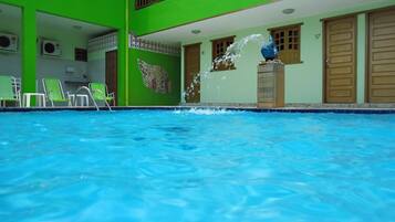 Piscina externa, funciona das 9h às 20h, guarda-sóis, espreguiçadeiras