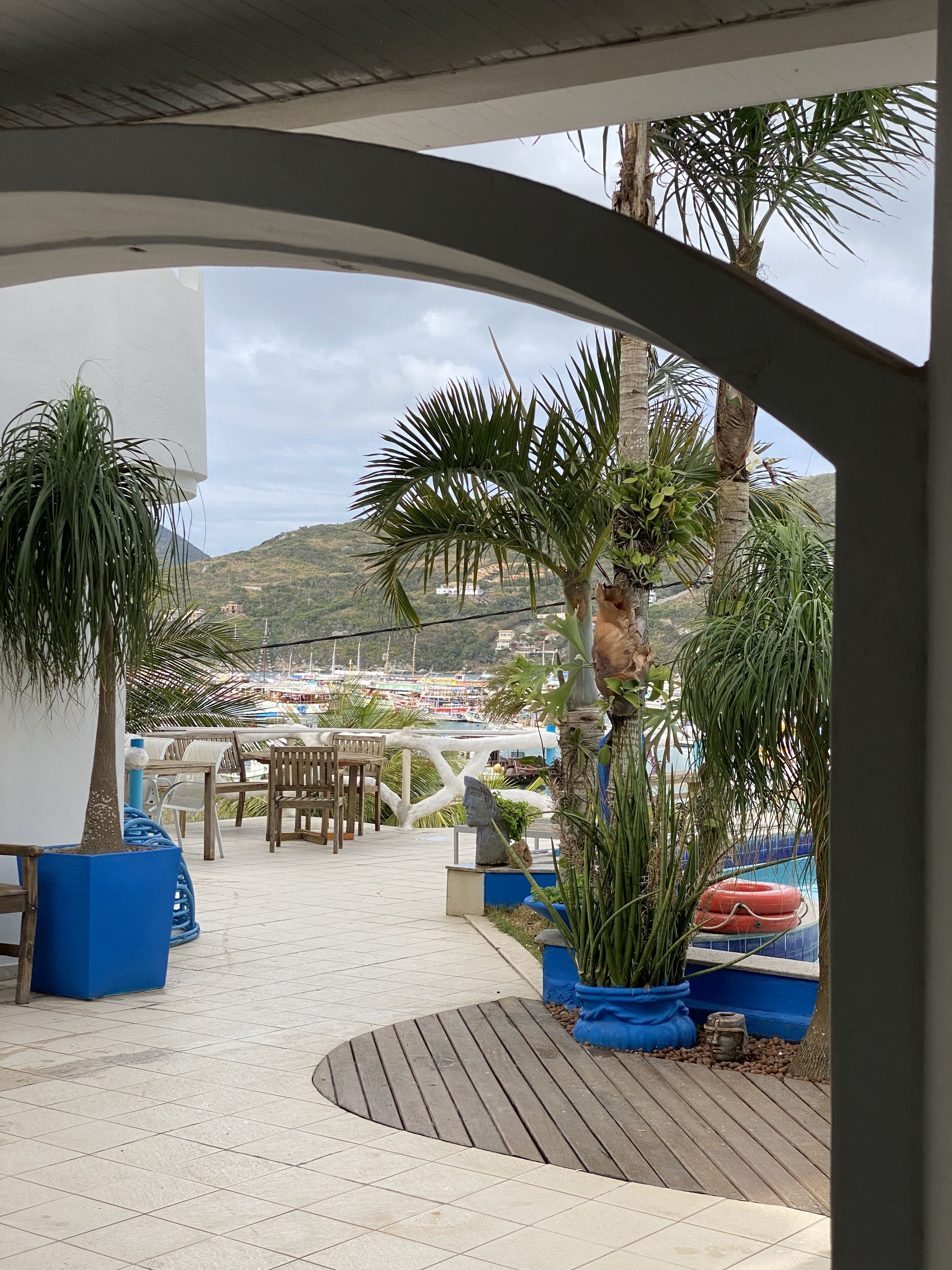 2 utendørsbassenger og solsenger