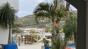 2 utendørsbassenger og solsenger