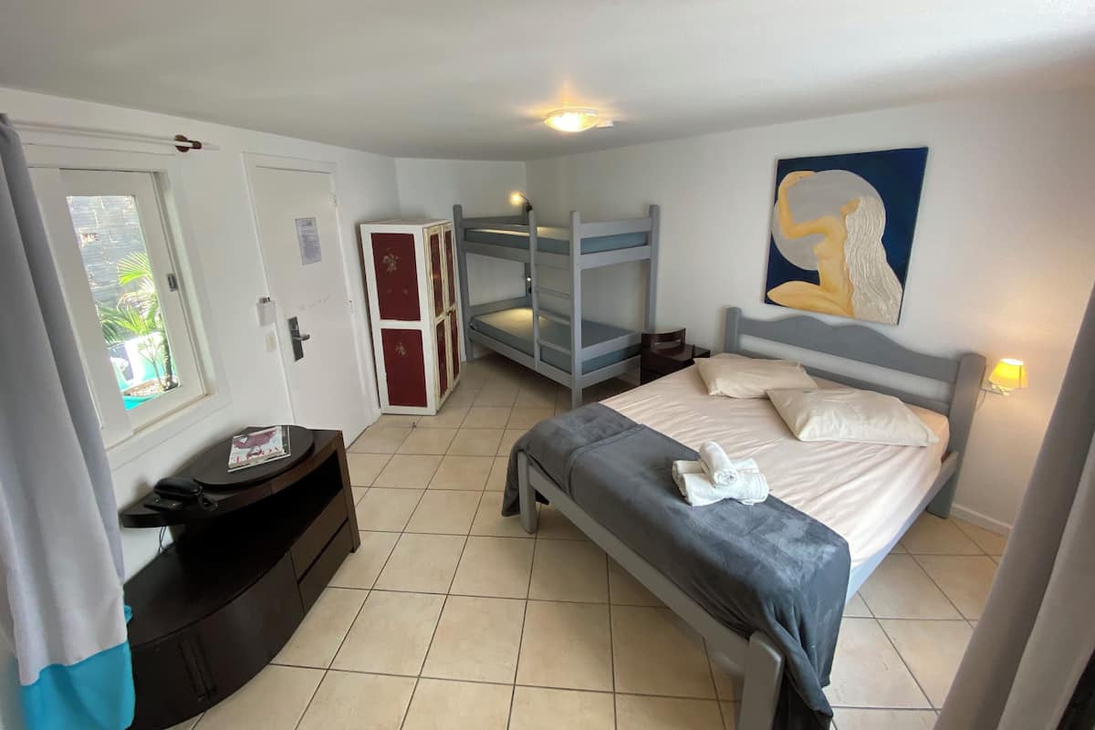 Cabine Special Familiar (quadruplo) | Rideaux dâobscurcissement, accĂšs au Wi-Fi (inclus), literie fournie