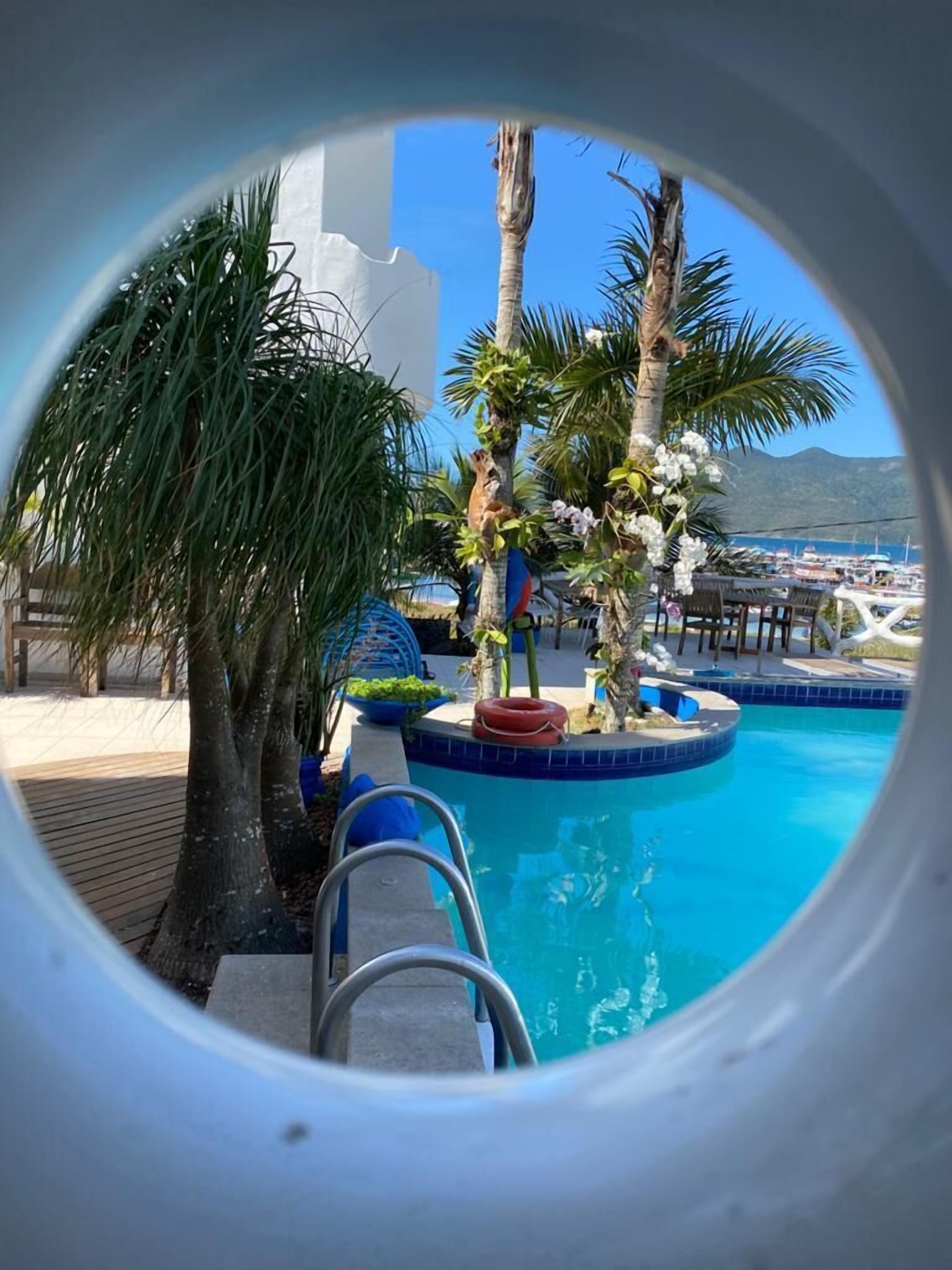 2 piscinas externas, funciona das 10h às 20h, espreguiçadeiras