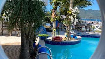 2 piscinas externas, funciona das 10h às 20h, espreguiçadeiras