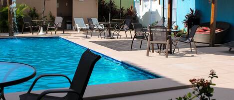 Piscina externa, guarda-sóis, espreguiçadeiras