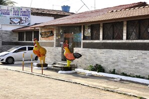 Un edificio con tejado de baldosas y un cartel.