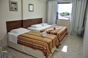 Minibar, blendingsgardiner, wi-fi (inkludert) og sengetøy