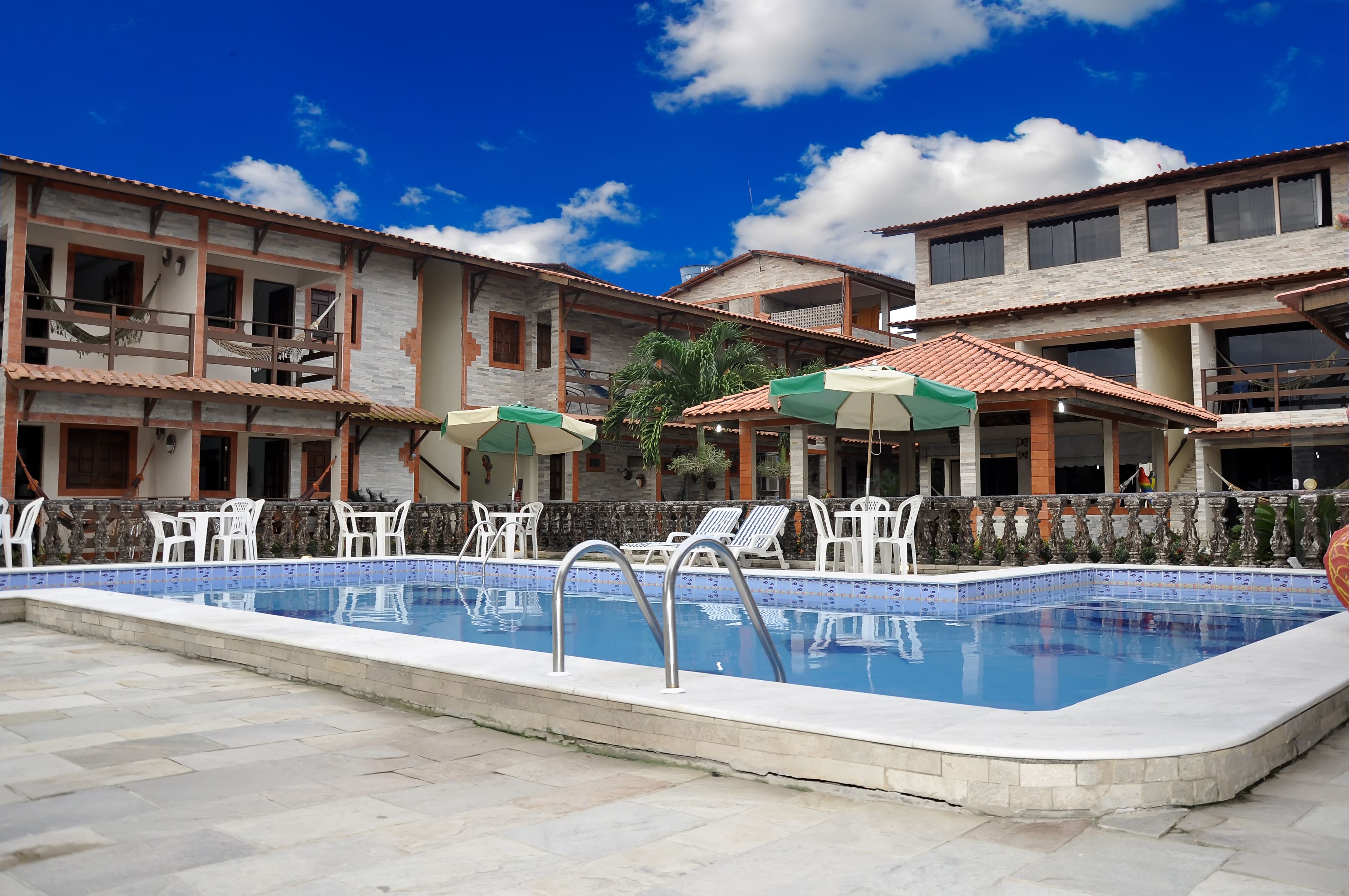 Piscina all'aperto, con ingresso dalle 08:00 alle 21:00, lettini