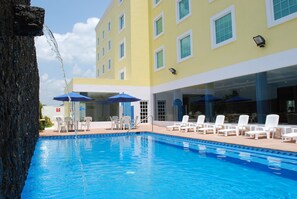 Outdoor pool, pool loungers - Rio Vista Inn Business High Class Poza Rica (Poza Rica)