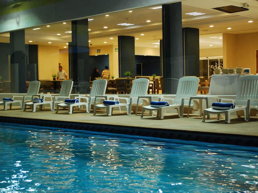 Alberca al aire libre y camastros