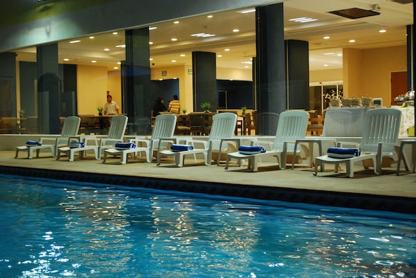 Piscina externa, espreguiçadeiras
