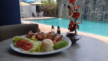 Serviço de café da manhã, almoço, jantar; vistas para a piscina