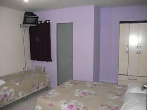 Minibar, tabla de planchar con plancha, wifi gratis