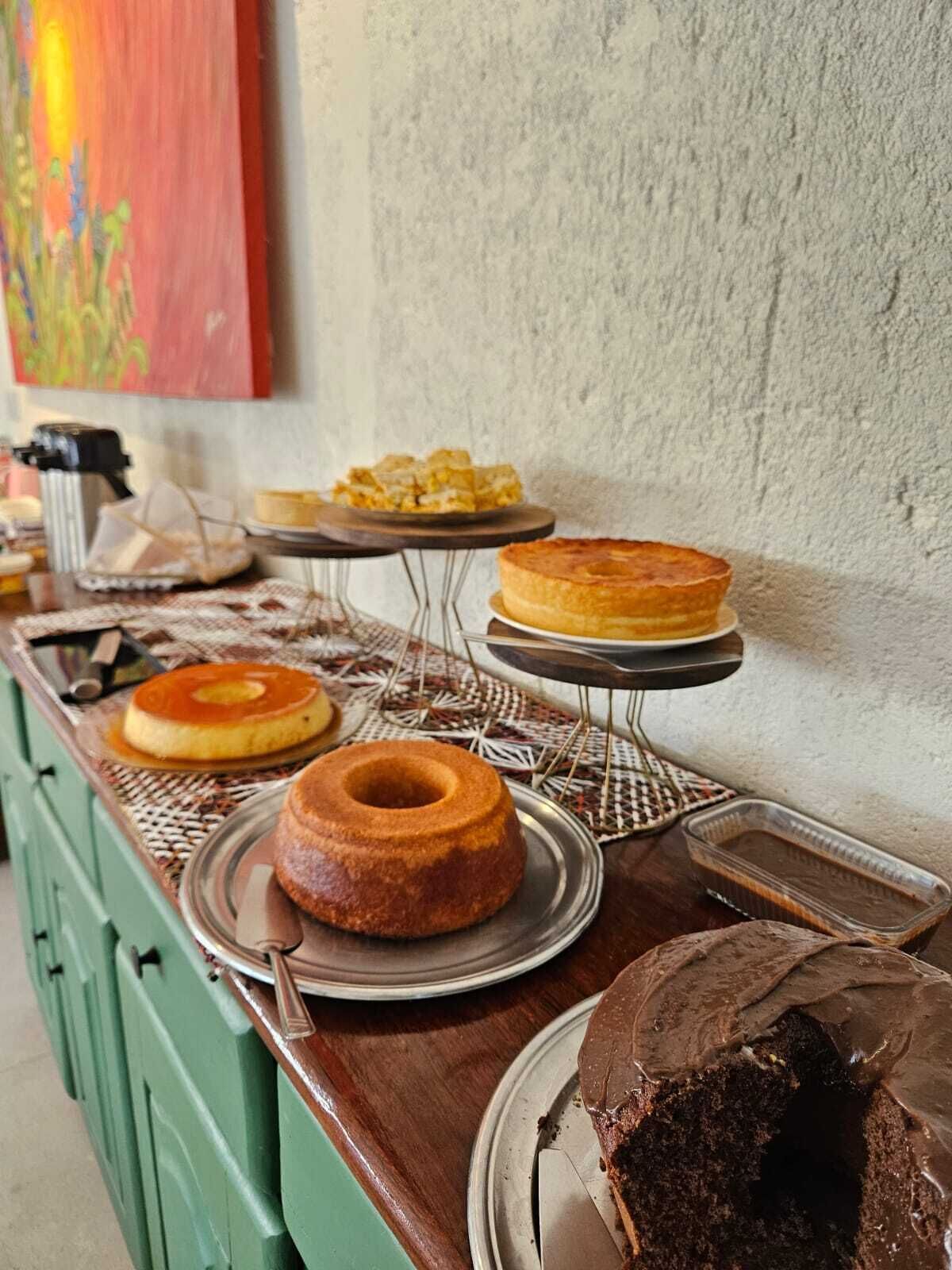 Una mesa de buffet con varios pasteles y postres.