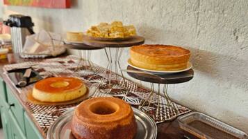 Una mesa de buffet con varios pasteles y postres.